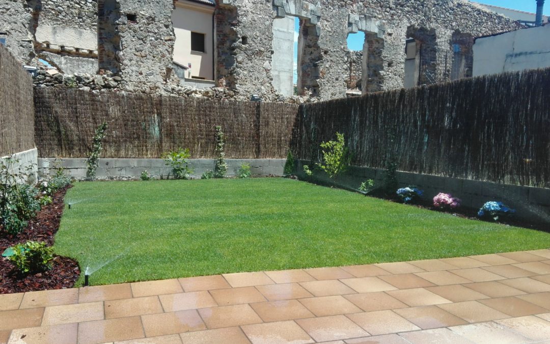 Jardín con tepe y plantas en Tres Casas, Segovia - PAISAJISMO JARDINES  AZALEA